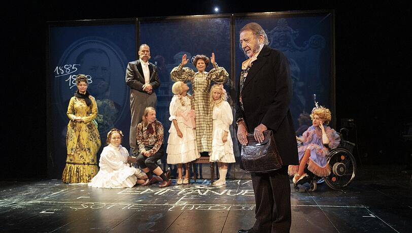 André Jung (vorn) mit Katharina Marie Schubert (im Hintergrund, von links), Julia Gräfner, Edmund Telgenkämper, André Benndorff, Katharina Bach, Johanna Eiworth, Anna Gesa-Raija Lappe und Lucy Wilke in Jan Bosses Bühnenfassung des Romans "Effingers" von Gabriele Tergit in den Kammerspielen. André Jung (vorn) mit Katharina Marie Schubert (im Hintergrund, von links), Julia Gräfner, Edmund Telgenkämper, André Benndorff, Katharina Bach, Johanna Eiworth, Anna Gesa-Raija Lappe und Lucy Wilke in Jan Bosses Bühnenfassung des Romans "Effingers" von Gabriele Tergit in den Kammerspielen.