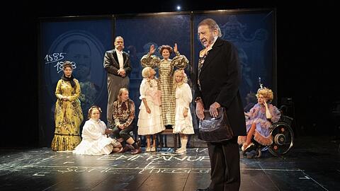 André Jung (vorn) mit Katharina Marie Schubert (im Hintergrund, von links), Julia Gräfner, Edmund Telgenkämper, André Benndorff, Katharina Bach, Johanna Eiworth, Anna Gesa-Raija Lappe und Lucy Wilke in Jan Bosses Bühnenfassung des Romans "Effingers" von Gabriele Tergit in den Kammerspielen.