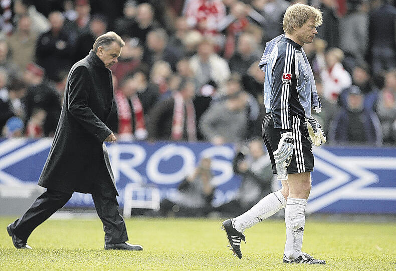 Allzu oft möchten Ottmar Hitzfeld (li.) und Oliver Kahn nach ihren letzten Spielen mit den Bayern nicht mehr mit gesenkten Häuptern vom Platz schleichen.