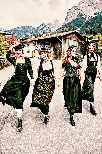 Fast schon brav diese Besten Freundinnen: Vier Mädel auf dem Weg... zur Wiesn? 