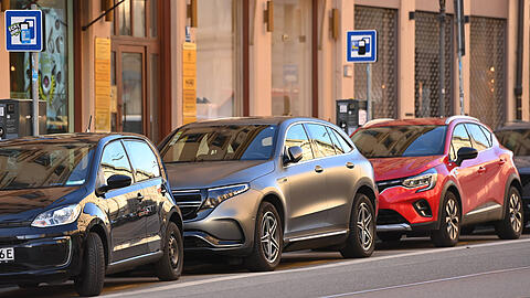 Den Aufbau von Ladesäulen will der Freistaat weniger fördern. Dafür parken E-Autos ab April 2025 drei Stunden kostenlos.