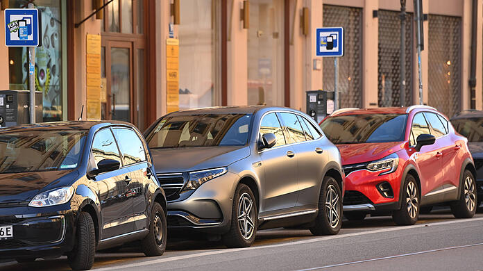 Den Aufbau von Ladesäulen will der Freistaat weniger fördern. Dafür parken E-Autos ab April 2025 drei Stunden kostenlos.