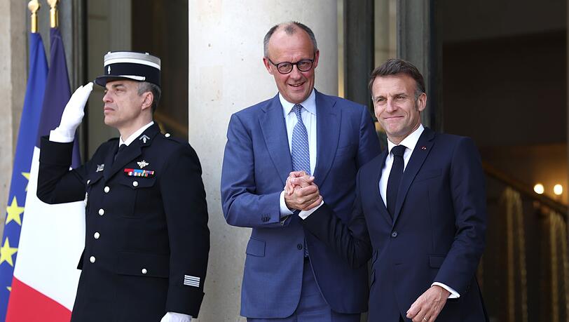 Merz (m.) und Macron (l.) ziehen noch doch an einem Strang. (Archivbild) Merz (m.) und Macron (l.) ziehen noch doch an einem Strang. (Archivbild)
