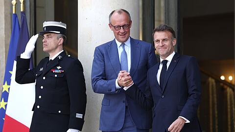 Merz (m.) und Macron (l.) ziehen noch doch an einem Strang. (Archivbild)