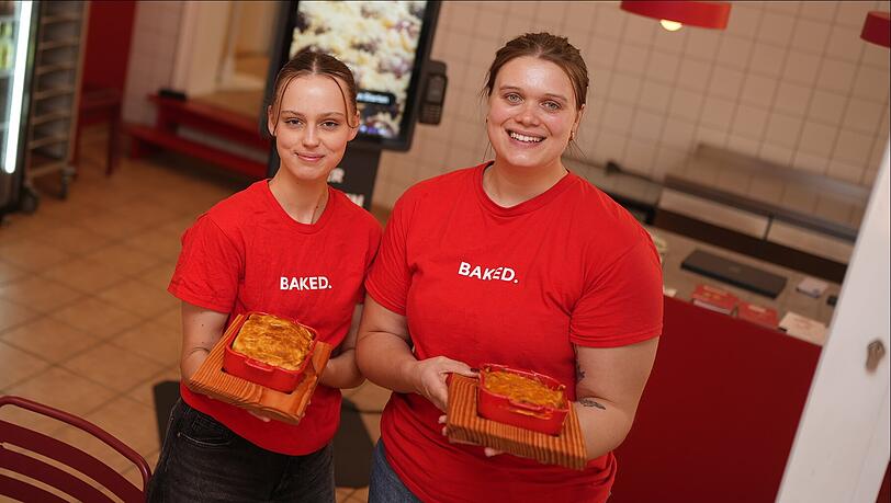 Hannah Eicher (r.) und Mitarbeiterin Lara präsentieren die Aufläufe bei Baked. In dem Lokal in der Maxvorstadt gibt es ausschließlich Gerichte aus dem Ofen. Hannah Eicher (r.) und Mitarbeiterin Lara präsentieren die Aufläufe bei Baked. In dem Lokal in der Maxvorstadt gibt es ausschließlich Gerichte aus dem Ofen.
