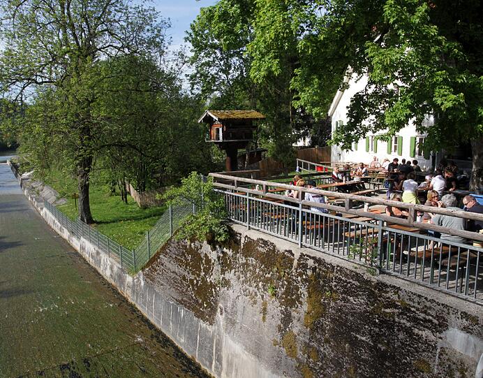 Premium-Lage: Vom Biergarten aus hat man beste Sicht auf die Isar und die größte Floßrutsche Europas.