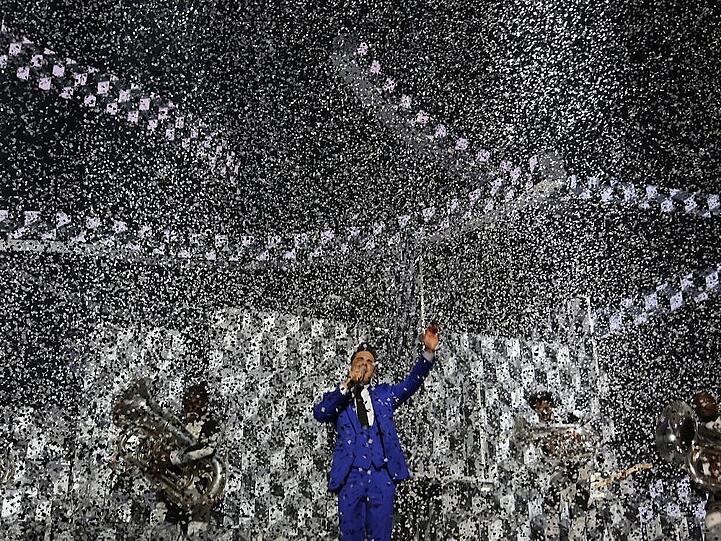 Ein Konfettiregen zum Geburtstag: Robbie Williams bei einem Auftritt im Februar 2013