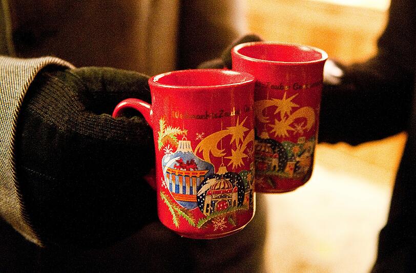 Auch für Senioren wird etwas geboten: Theater mit weihnachtlichem Programm bei Glühwein und Gebäck.