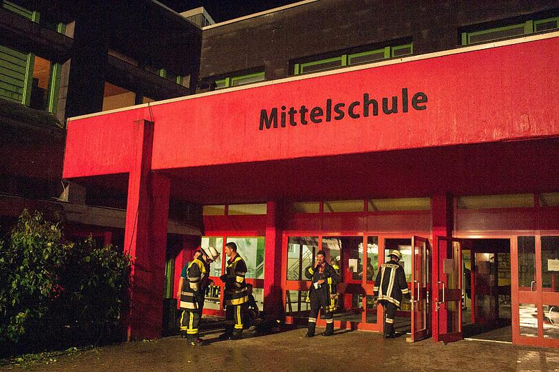 Feuerwehrmänner versuchen in der Nacht zum Freitag den Schaden in der Mittelschule von Ruhmannsfelden zu begrenzen. Die Bilder vom Einsatz.
