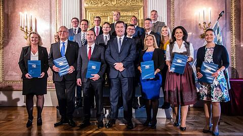 Markus Söder mit seinen neuen Ministern und Staatssekretären im Prinz-Carl-Palais.