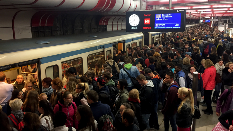 Gedränge an der U-Bahn &ndash; wie so oft in Münchens Untergrund.