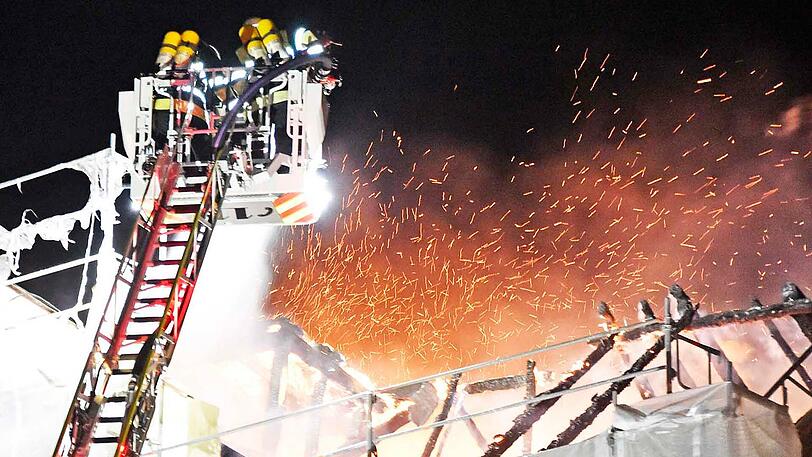 Bei dem Großbrand in Schwabing entsteht ein Millionenschaden. Die Feuerwehr ist mit 120 Mann vor Ort.