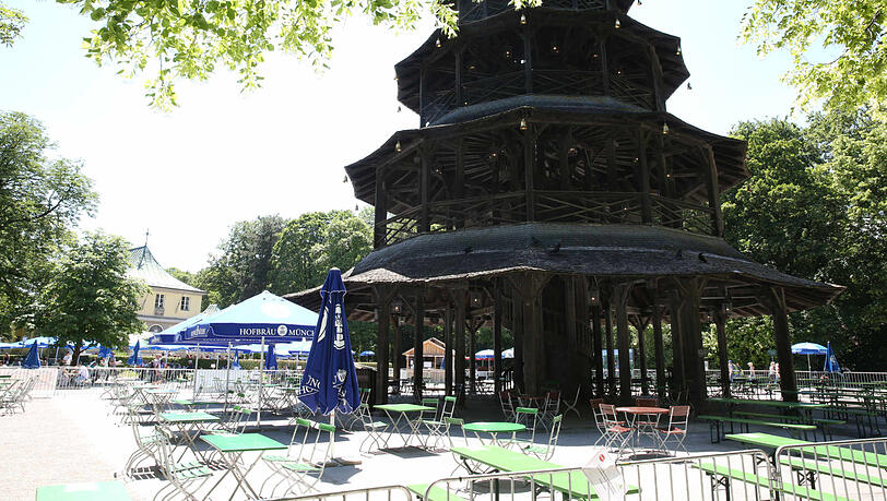 Biergarten am Chinesischen Turm, Dienstag, 13.35 Uhr: Absperrgitter, leere Tische – und das bei bestem Wetter. Biergarten am Chinesischen Turm, Dienstag, 13.35 Uhr: Absperrgitter, leere Tische – und das bei bestem Wetter.