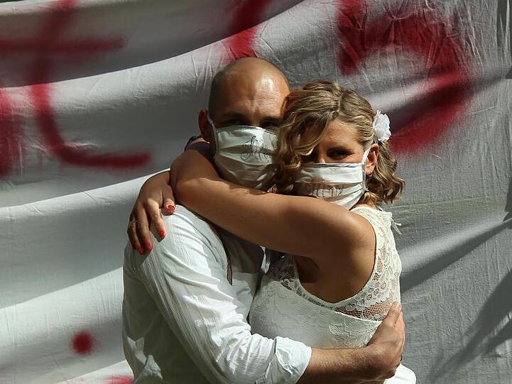 Nur fürs Foto mit Maske: Marlena und Sebastian Sternberg haben Ja gesagt.