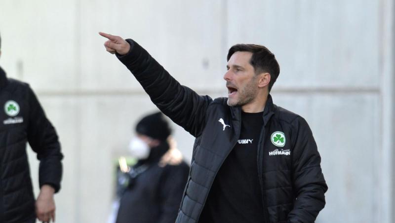 Der Fürther Trainer Stefan Leitl gestikuliert.