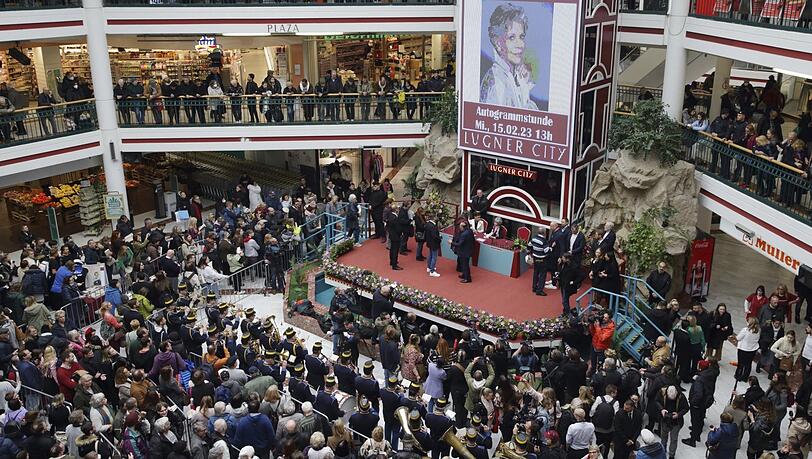 Volles Haus in der Lugner City: Alle wollen Jane Fonda sehen. Volles Haus in der Lugner City: Alle wollen Jane Fonda sehen.