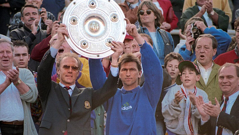 Deutscher Meister 1993/94: Beckenbauer und sein Co-Trainer Augenthaler. Rechts: Manager Uli Hoeneß. Deutscher Meister 1993/94: Beckenbauer und sein Co-Trainer Augenthaler. Rechts: Manager Uli Hoeneß.