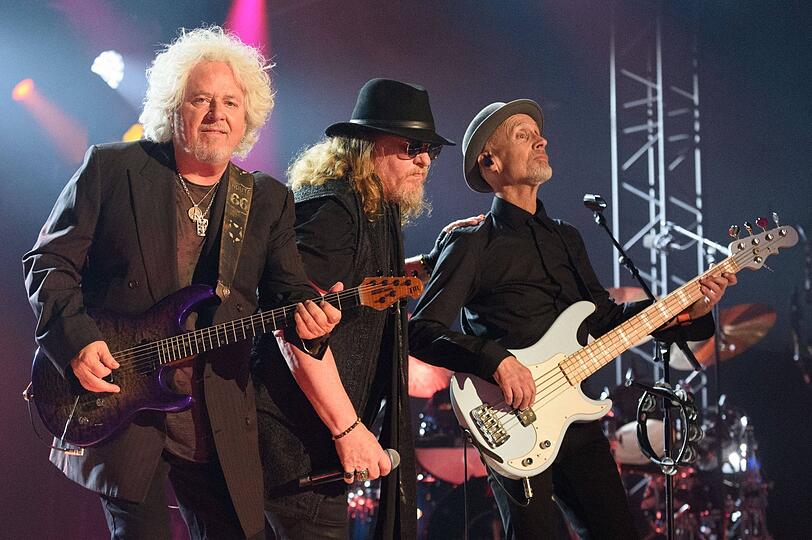 Toto auf ihrer "Dogz of Oz World Tour" beim Sommer-Tollwood: Bandgründer Steve Lukather, (Mitte:) Joseph Stanley Williams und (rechts) John Pierce.