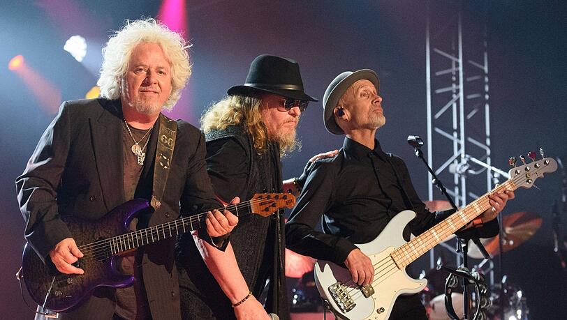Toto auf ihrer "Dogz of Oz World Tour" beim Sommer-Tollwood: Bandgründer Steve Lukather, (Mitte:) Joseph Stanley Williams und (rechts) John Pierce. Toto auf ihrer "Dogz of Oz World Tour" beim Sommer-Tollwood: Bandgründer Steve Lukather, (Mitte:) Joseph Stanley Williams und (rechts) John Pierce.