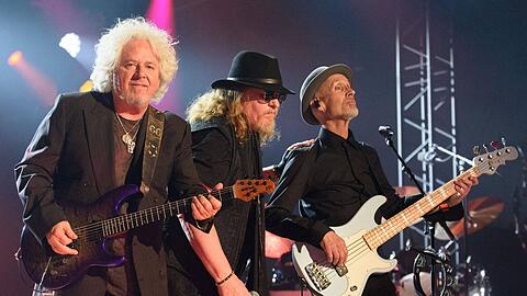 Toto auf ihrer "Dogz of Oz World Tour" beim Sommer-Tollwood: Bandgründer Steve Lukather, (Mitte:) Joseph Stanley Williams und (rechts) John Pierce.