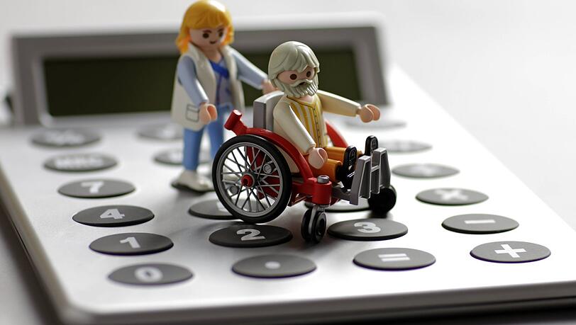 Wie lange geht das noch gut? Schon jetzt geraten viele Menschen an ihre finanziellen Grenzen bei den Kosten für Pflege.