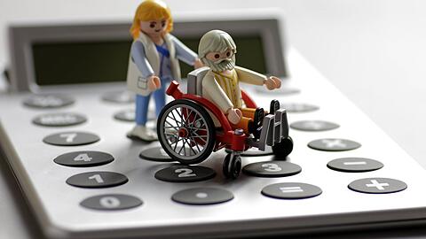 Wie lange geht das noch gut? Schon jetzt geraten viele Menschen an ihre finanziellen Grenzen bei den Kosten für Pflege.