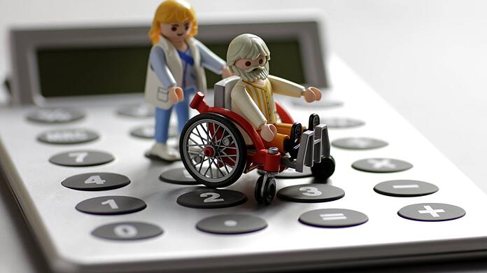 Wie lange geht das noch gut? Schon jetzt geraten viele Menschen an ihre finanziellen Grenzen bei den Kosten für Pflege.