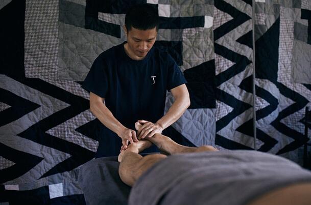 Masseur Bob Wu (35) bei einer Anwendung. Er hat in Bangkok in einem Kloster Massageerfahrungen gesammelt. Masseur Bob Wu (35) bei einer Anwendung. Er hat in Bangkok in einem Kloster Massageerfahrungen gesammelt.