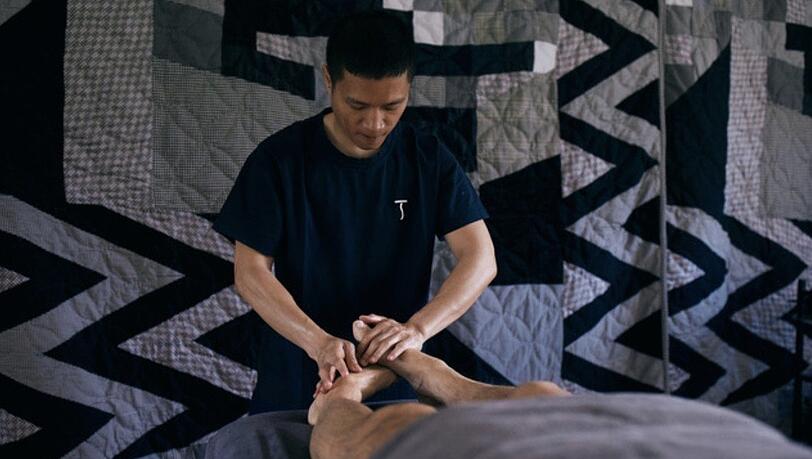 Masseur Bob Wu (35) bei einer Anwendung. Er hat in Bangkok in einem Kloster Massageerfahrungen gesammelt. Masseur Bob Wu (35) bei einer Anwendung. Er hat in Bangkok in einem Kloster Massageerfahrungen gesammelt.