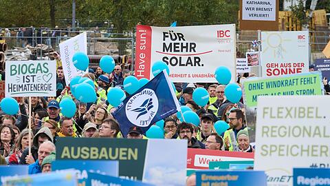 Mit dem Sprechchor "Erneuerbar, unverzichtbar" machten die Demonstranten auf ihre Forderungen aufmerksam.