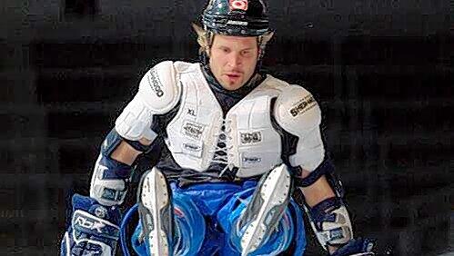 Der wilde Hund des EHC in seinem Element: Raubein Markus Jocher. Der wilde Hund des EHC in seinem Element: Raubein Markus Jocher.