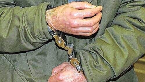 Für Peter H. klickten jetzt die Handschellen. Für Peter H. klickten jetzt die Handschellen.