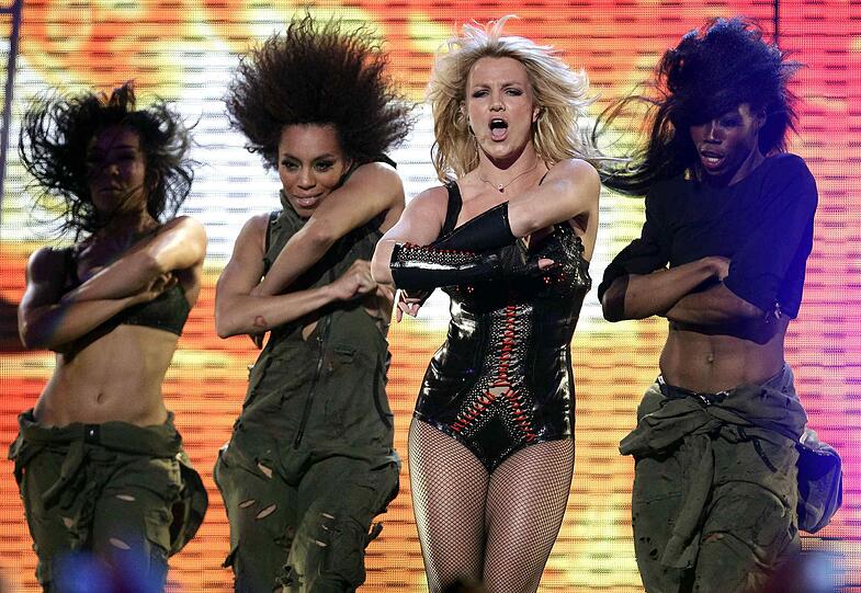 Am Sonntagmorgen (Ortszeit) stellte Britney Spears ihr neues Album "Femme Fatale" in der ABC Show "Good Morning America" vor. Sie zeigte sich dem Live-Publikum in San Francisco dabei sexy wie eh und je.