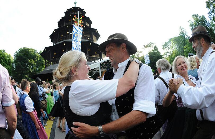 Tanzen und Feiern im Morgengrauen: die besten Bilder vom Kocherlball am Chinesischen Turm.