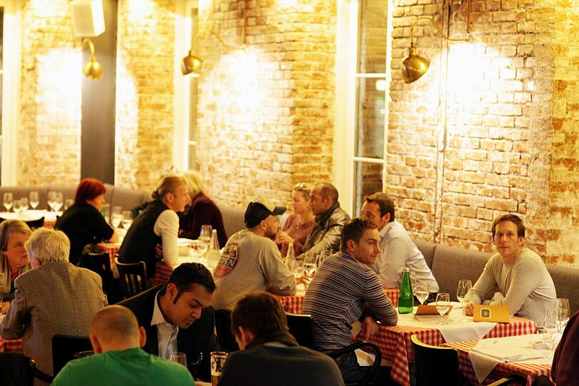 Reservieren ist im Goldenen Kalb angebracht - die Tische sind voll, das Restaurant beliebt.