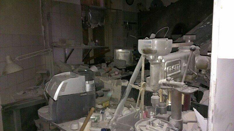 Völlig verstaubt: Durch die Explosion sind die Arbeitsgeräte in der Küche der Schmiede total eingestaubt.