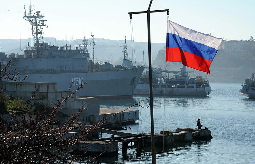 Die Russische Flagge weht im Hafen von Sewastopol auf der Krim.