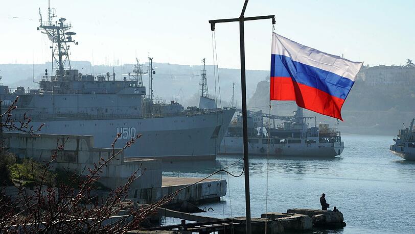 Die Russische Flagge weht im Hafen von Sewastopol auf der Krim. Die Russische Flagge weht im Hafen von Sewastopol auf der Krim.