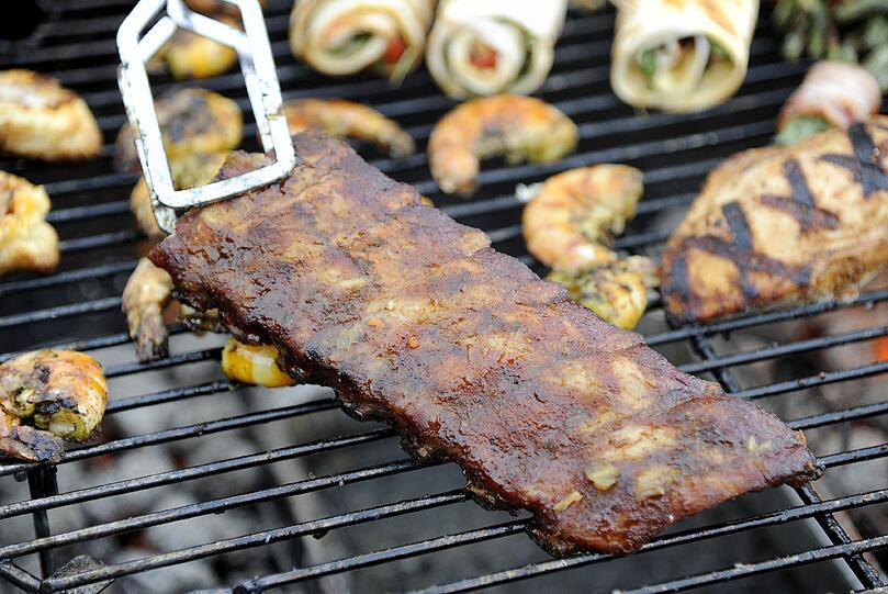 Z wie Zange: Benutzen Sie keine Grillgabel, die den Fleischsaft auslaufen lässt, sondern lieber eine Zange. Ausnahme: Würstl! Die platzen durchs Pieksen seltener auf.