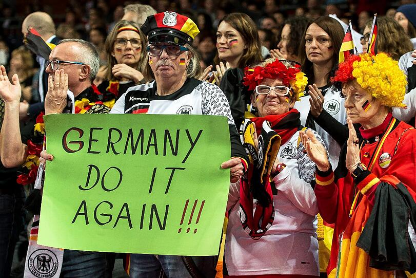 Schrille Outfits, skurrile Masken, schräge Typen, ausgelassene Stimmung: Bei der Handball-Europameisterschaft geben die Fans für ihre Teams tatsächlich alles. Die Bilder aus Polen...