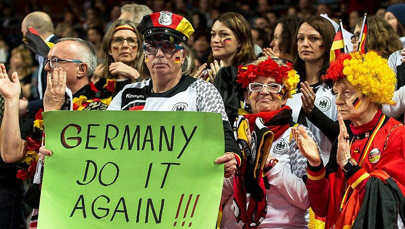 Schrille Outfits, skurrile Masken, schräge Typen, ausgelassene Stimmung: Bei der Handball-Europameisterschaft geben die Fans für ihre Teams tatsächlich alles. Die Bilder aus Polen... Schrille Outfits, skurrile Masken, schräge Typen, ausgelassene Stimmung: Bei der Handball-Europameisterschaft geben die Fans für ihre Teams tatsächlich alles. Die Bilder aus Polen...