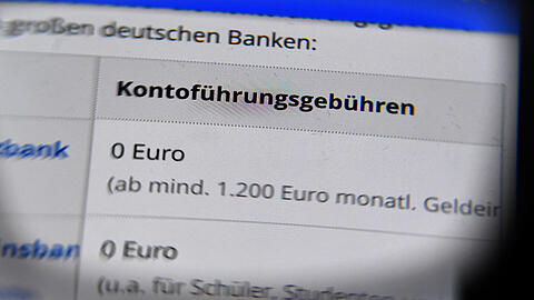 In der Zinsflaute langen manche Banken und Sparkassen bei den Gebühren kräftig hin. Es gibt aber Ausnahmen.