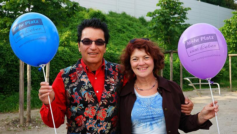 Miz Nora und Martin Dean treten am Freitag beim Sommerfest "Kreuz und quer" am Hans-Mielich-Platz auf. Miz Nora und Martin Dean treten am Freitag beim Sommerfest "Kreuz und quer" am Hans-Mielich-Platz auf.