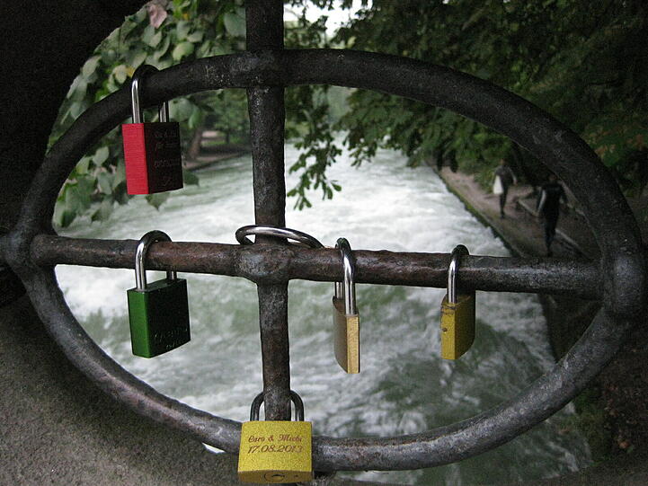 Hübsch: Die Liebesschlösser am Eisbach