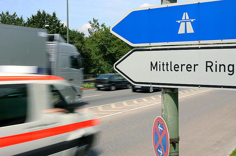 In einer Linkskurve hatte sich der nicht angegurtete 28-Jährige an die Beifahrertür gelehnt - und die öffnete sich aus bislang ungeklärter Ursache.
