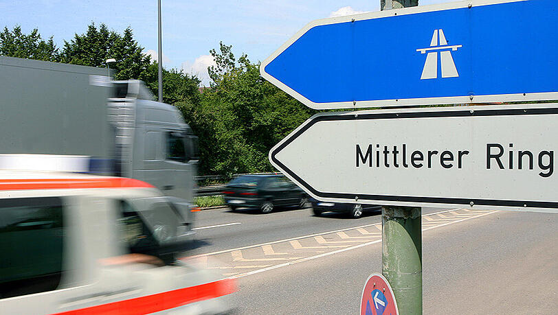 In einer Linkskurve hatte sich der nicht angegurtete 28-Jährige an die Beifahrertür gelehnt - und die öffnete sich aus bislang ungeklärter Ursache. In einer Linkskurve hatte sich der nicht angegurtete 28-Jährige an die Beifahrertür gelehnt - und die öffnete sich aus bislang ungeklärter Ursache.