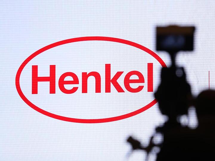 Blick auf das Logo des Konsumgüterkonzerns Henkel bei einer Hauptversammlung.
