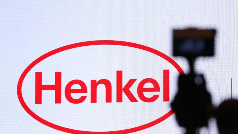 Blick auf das Logo des Konsumgüterkonzerns Henkel bei einer Hauptversammlung. Blick auf das Logo des Konsumgüterkonzerns Henkel bei einer Hauptversammlung.