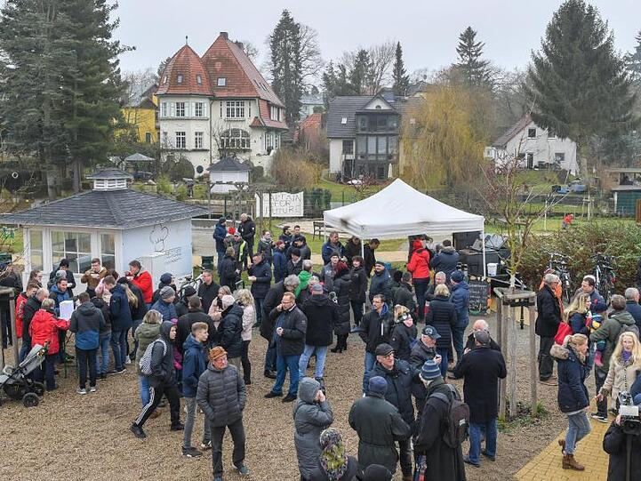 Anwohner aus Grünheide demonstrieren für den Bau der Tesla-Fabrik.