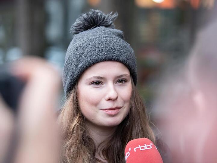 Luisa Neubauer beantwortet nach einem Gespräch mit Siemens-Chef Kaeser Fragen von Journalisten.